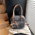 Borsa a mano quadrata in denim grigio scuro con finiture in pelle marrone e fiocco - Nero Denim