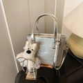 Schicke silberne Glitzer-Umhängetasche mit Wellenstruktur und Plüschhund-Anhänger - Silber Wellenmuster Mit Anhänger