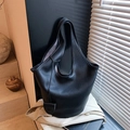 Bolso bombonera minimalista de cuero negro granulado con asa ancha y etiqueta de adorno - Negro