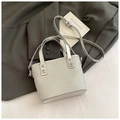Mini-Silber-Eimertasche mit strukturierter Oberfläche und Spiegelglanz-Griffen auf grauem Stoff - Silber Ohne Anhänger