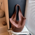 Bolso saco de cuero granulado marrón con asa superior y colgante decorativo - Marrón