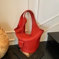 Bolso cubo de cuero rojo con patrón de lichi, asa ancha y colgante de cordón de cuero - Rojo