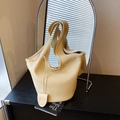 Bolso cubo minimalista amarillo pálido en cuero con textura de grano lichi y colgante - Amarillo