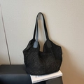 Schwarze geflochtene Netztasche mit Leder-Schultergurt und weißen Tunnelzugdetails - Schwarz
