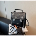 Détail du sac à dos noir avec rabat scintillant et ornements de papillons en argent - Noir
