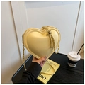 Bolso bandolera chic en forma de corazón amarillo crema con cadena dorada y detalle - Amarillo
