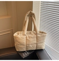 Détail du sac cabas beige matelassé avec poignées rembourrées et grande capacité - Khaki Clair