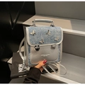 Détails du sac à dos en denim et cuir argenté orné de papillons métalliques - Bleu Denim