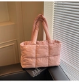 Détail du sac cabas matelassé rose sur surface noire avec ombres minimalistes - Rose