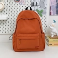 Dettaglio dello zaino in nylon arancione con tasca frontale a zip e tasche laterali - Arancione