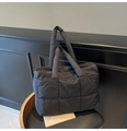 Sac fourre-tout noir matelassé en nylon doux avec de larges bretelles confort - Noir