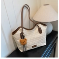 Détail du sac cabas en paille tissée avec anses en cuir marron et breloque ourson - Avec Pendentif / Blanc