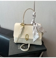 Dettaglio borsa a tracolla intrecciata crema con fibbia dorata e foulard in seta sul manico - Bianco
