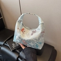 Sac hobo en satin bleu clair avec broderies papillons colorées et pampille - Bleu