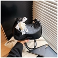 Détail du sac hobo en cuir verni noir avec breloque cœur en perles et nœud en dentelle - Noir