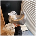 Détail du sac hobo argenté avec nœud en dentelle et pendentif perle en cœur - Argenté