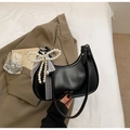 Détail du sac hobo noir en croissant avec un grand nœud en perles et rubans en dentelle - Avec Pendentif / Noir
