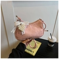 Détail du sac bandoulière plissé rose avec nœud en dentelle et breloque en perles - Rose