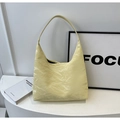 Sac fourre-tout jaune clair minimaliste avec texture plissée et large bandoulière - Jaune