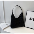 Sac hobo noir minimaliste avec texture plissée unique et bandoulière en cuir lisse - Noir