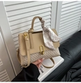 Elegante borsa beige con trama a intreccio, chiusura dorata e foulard di seta - Cachi