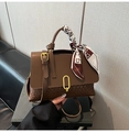 Borsa a tracolla marrone intrecciata con foulard decorativo e chiusura in metallo oro - Marrone