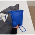 Detalle de bolso para móvil azul real con textura de lichi, nudo y adorno de bola - Azul