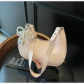 Sac croissant rose clair en cuir perlé avec nœud en perles et breloque cœur en dentelle - Avec Pendentif / Blanc Cassé