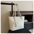 Sac fourre-tout blanc texture serpent avec nœud perlé et charm cœur à bandoulière longue - Blanc Cassé