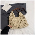 Dettaglio della borsa tote in paglia intrecciata a mano beige con tracolla marrone e fodera - Beige