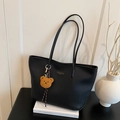 Grand cabas noir à texture litchi avec pendentif ours en peluche marron et bandoulières - Noir