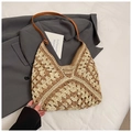 Dettaglio della borsa a tracolla in paglia intrecciata a mano con motivi a cuore geometrici - Beige e Cachi