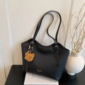 Sac cabas noir en cuir PU à bord ondulé avec charmant pendentif ours en peluche marron - Noir avec pendentif