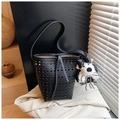 Détail du sac seau noir ajouré avec cordon de serrage et charmant chien en peluche - Avec Pendentif / Noir