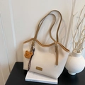 Sac fourre-tout crème chic avec grain litchi, anses brunes et breloque ours mignon - Blanc avec pendentif
