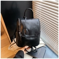Zaino alla moda in pelle sintetica nera lucida con manico superiore e dettagli zip - Nero