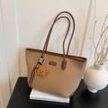 Grand sac cabas marron clair en cuir grainé avec breloque ours pour le trajet quotidien - Kaki