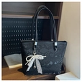 Sac cabas noir à motif serpent avec doubles lanières et un pendentif nœud en perles décoratif - Noir