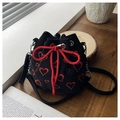 Détail du sac seau en velours côtelé noir avec broderie cœur rouge et cordon - Noir