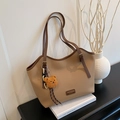 Sac fourre-tout minimaliste en cuir marron kaki avec breloque ours et chaîne - Khaki avec Pendentif