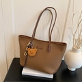 Grand cabas en similicuir marron foncé avec texture litchi et breloque petit ours - Marron