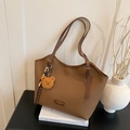 Sac fourre-tout en cuir marron avec fines bandoulières et pendentif ours en peluche - Marron avec pendentif