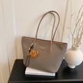 Grande borsa tote in pelle color talpa con motivo litchi e ciondolo a forma di orso - Grigio