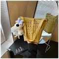 Détail du sac seau ajouré jaune avec une charmante peluche d'ours blanc décorative - Avec Pendentif / Jaune