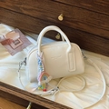 Sac à main Boston en cuir litchi blanc avec charm arc-en-ciel et bandoulière - Blanc Cassé Avec Pendentif