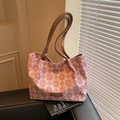 Sac fourre-tout à motif trèfle rose et blanc avec anses tressées marron sur chaise - Rose
