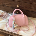 Sac polochon rose grainé avec poignées et un pendentif arc-en-ciel coloré - Rose avec pendentif