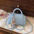Sac à main Boston bleu clair en cuir grainé avec breloque arc-en-ciel et bandoulière réglable - Bleu avec Pendentif