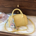 Sac Boston en cuir jaune grainé avec pendentif arc-en-ciel et ruban décoratif - Jaune avec Pendentif