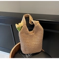 Détail de la texture tissée et de la doublure beige de ce grand sac de plage avec tulipes - Khaki